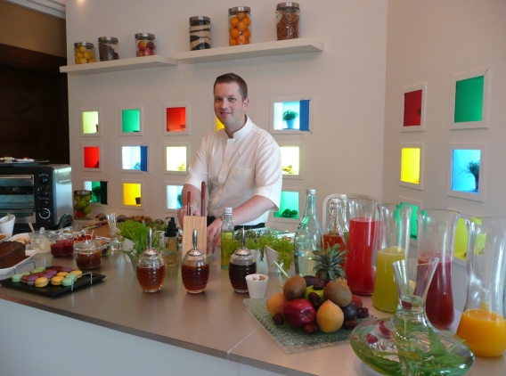 High-tech with touch and organic with colour