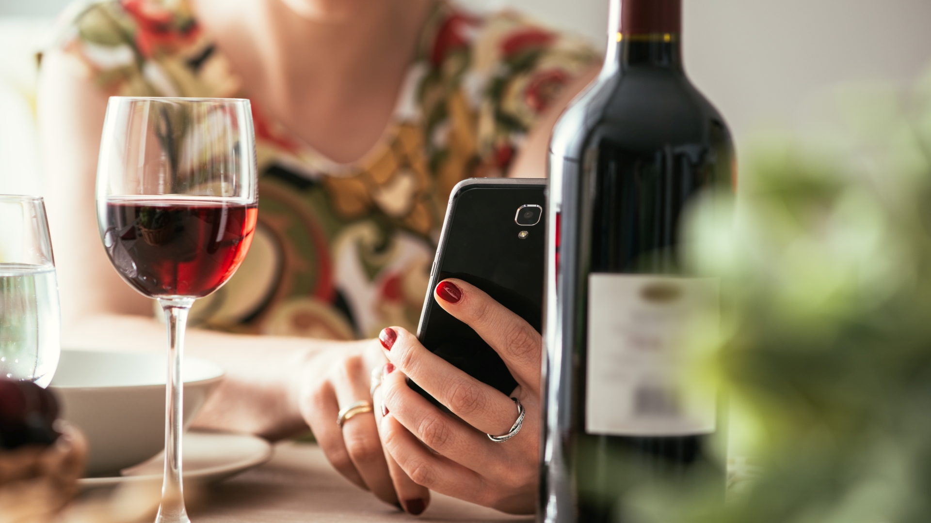 Restaurant, Smartphone, Wine