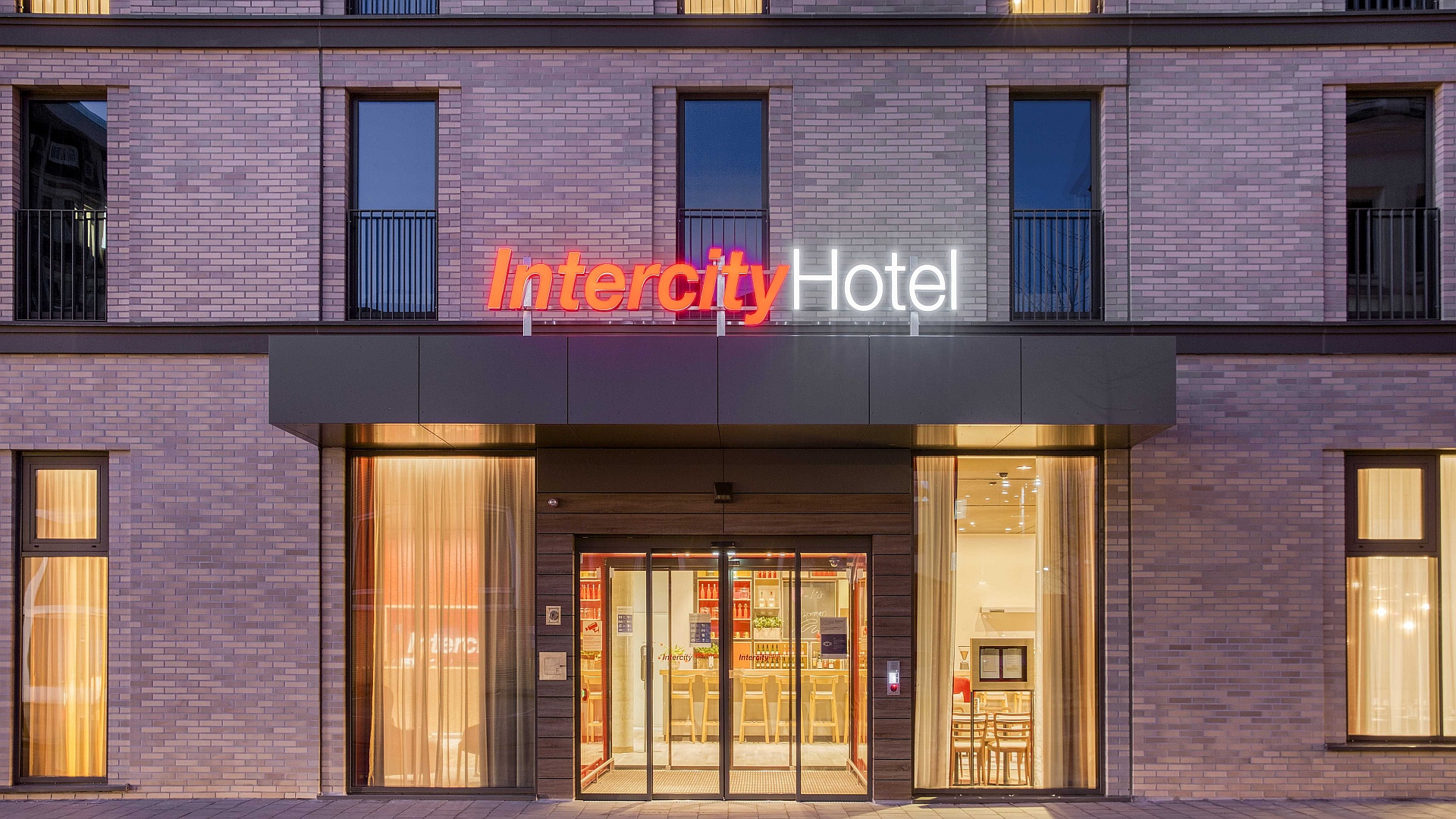 IntercityHotel Hildesheim_exterior_entrance_16-9_1920_c HRG