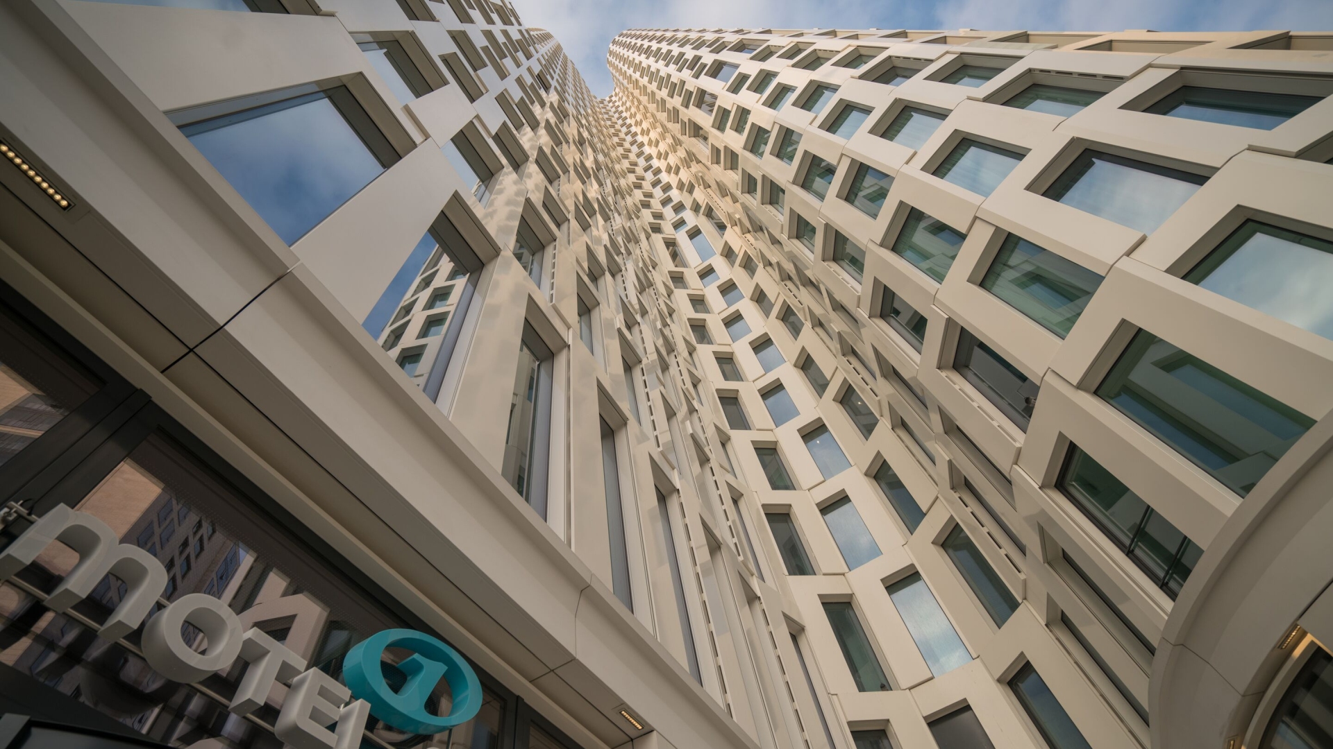 Q1 Germany: Global challenges delay investments