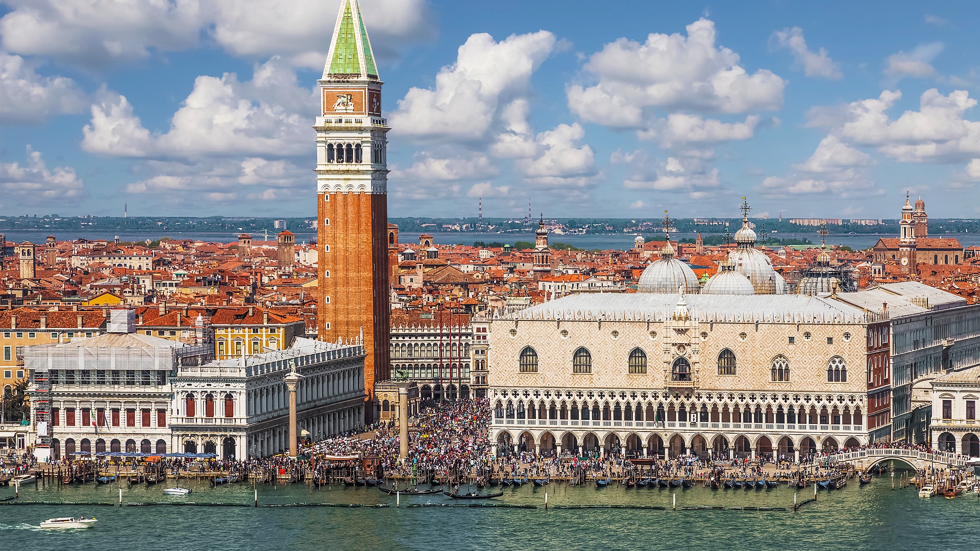 Italy: Too many tourists in too little space