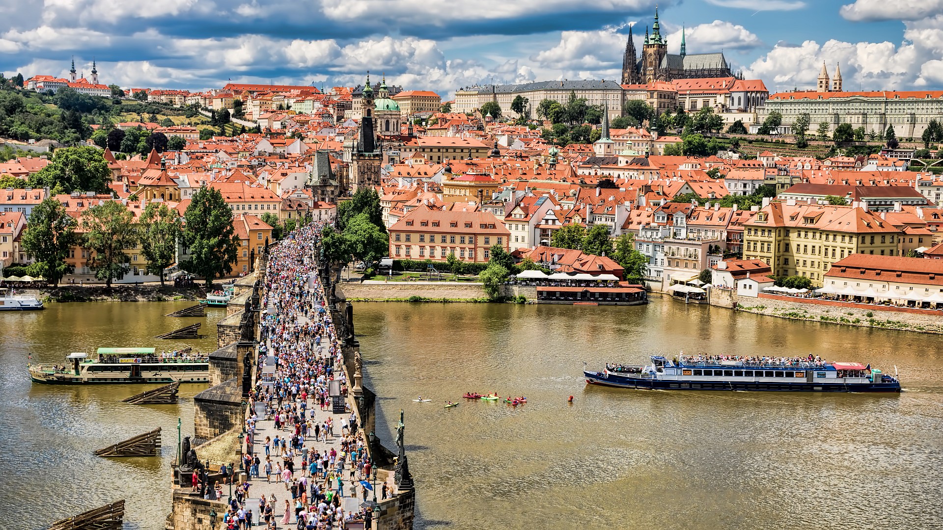 Prague_Karlsbrücke_Tourists_16-9_1920_c ArTo Adobe Stock