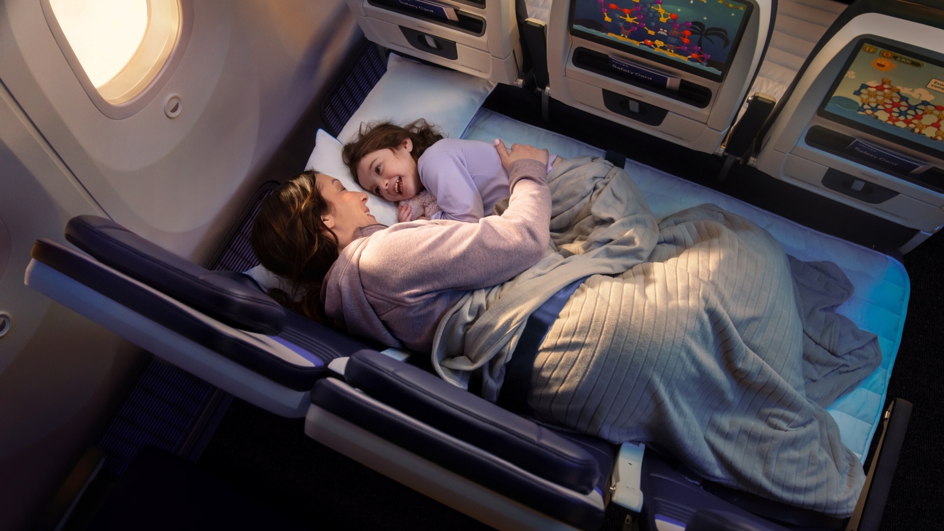 Im Flieger: Die Sitzreihe wird zum Bett