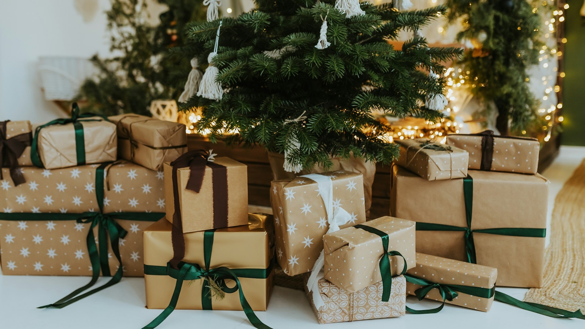 //static.hospitalityinside.com/image/convert/hos/2026/10/08/christmas-tree-presents-16-9-1920-c-daiga-ellaby-unsplash-6ac79fada0c13670782208.jpg?s=f32e8767465125b525847dd78a976041