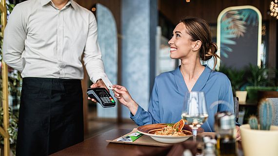 Bargeldlos zahlen, weniger Trinkgeld?