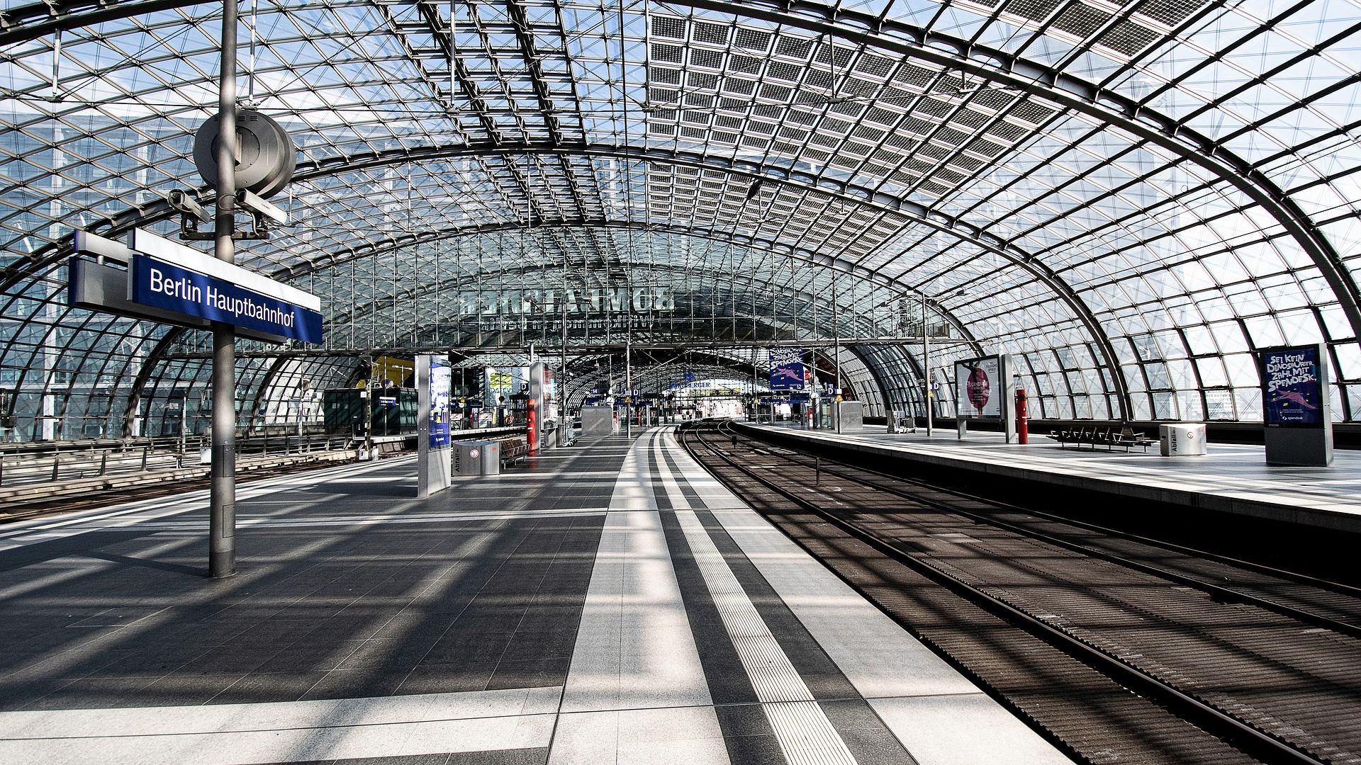 Berlin Hauptbahnhof - Empty due to Train Strike