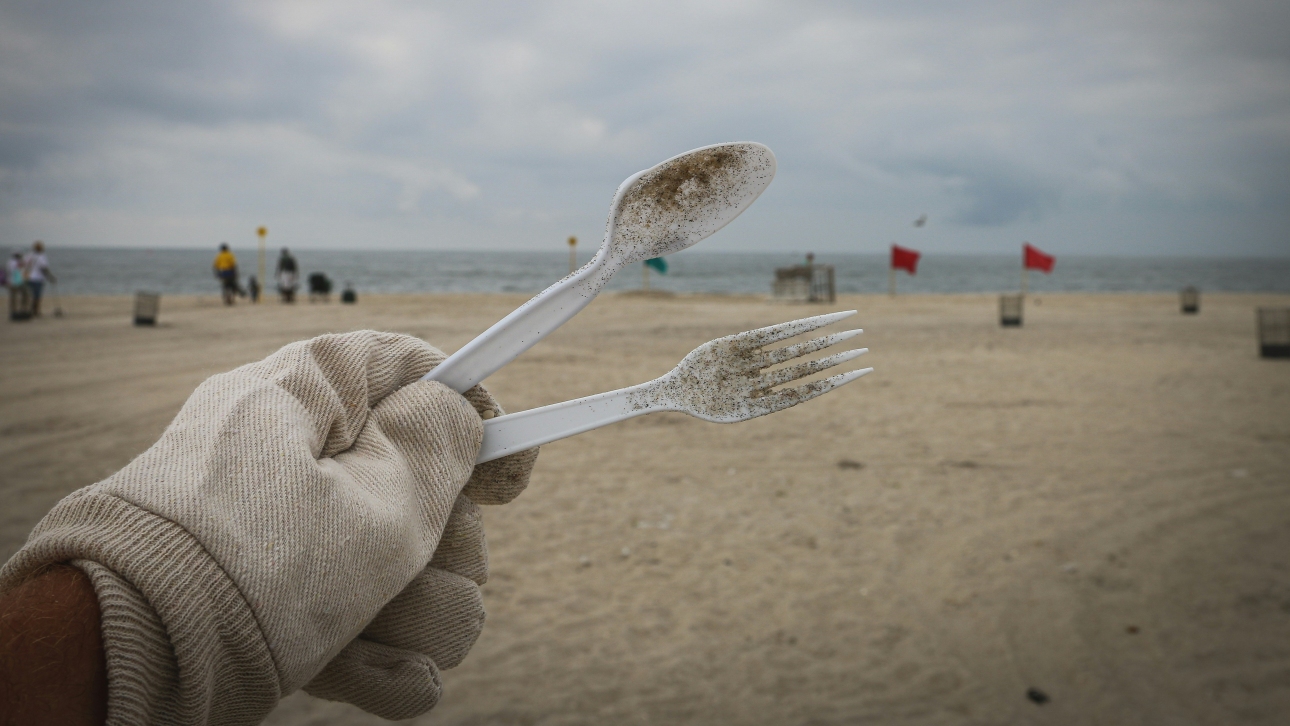 Plastic garbage beach_16-9_1920_c Brian Yurasits, Unsplash
