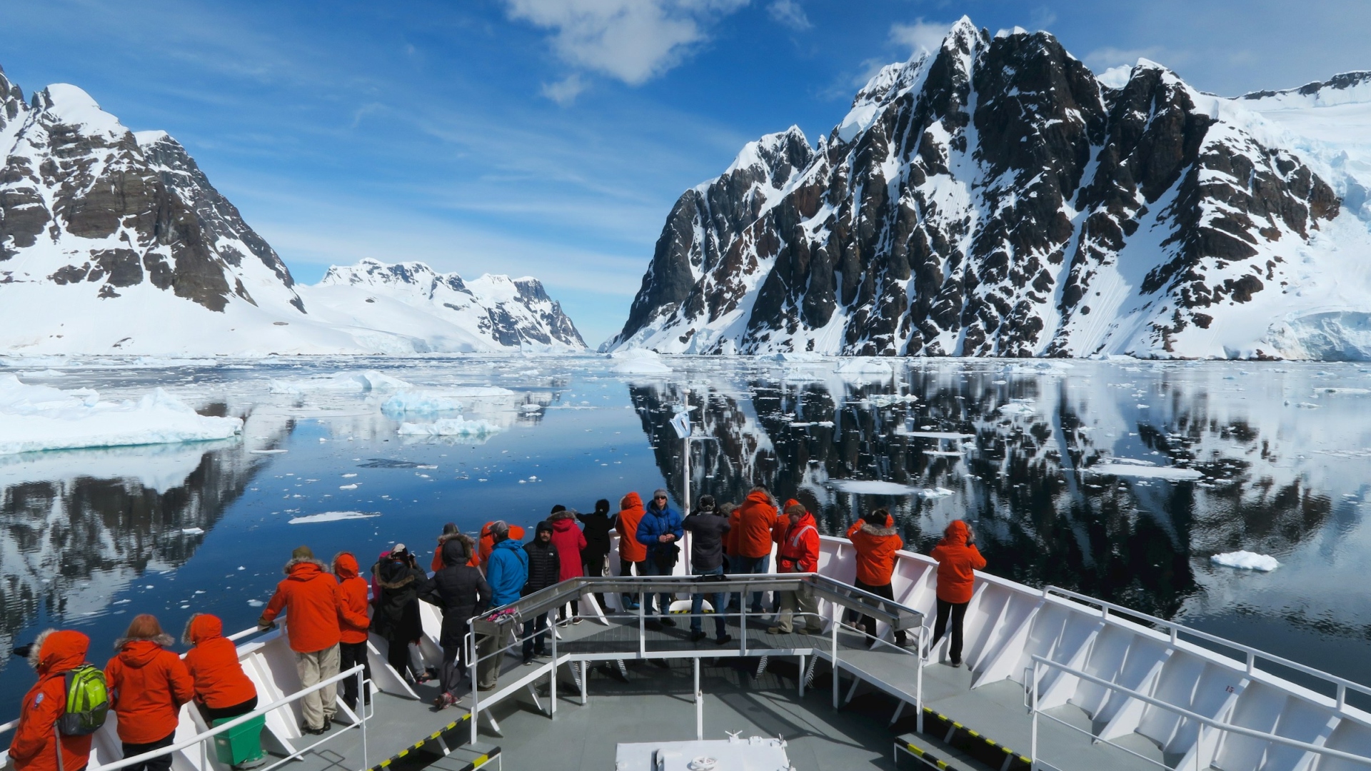 Tourists_Expedition Boat_Arctic Sea_16-9_1920_c Freysteinn G. Jonsson Unsplash