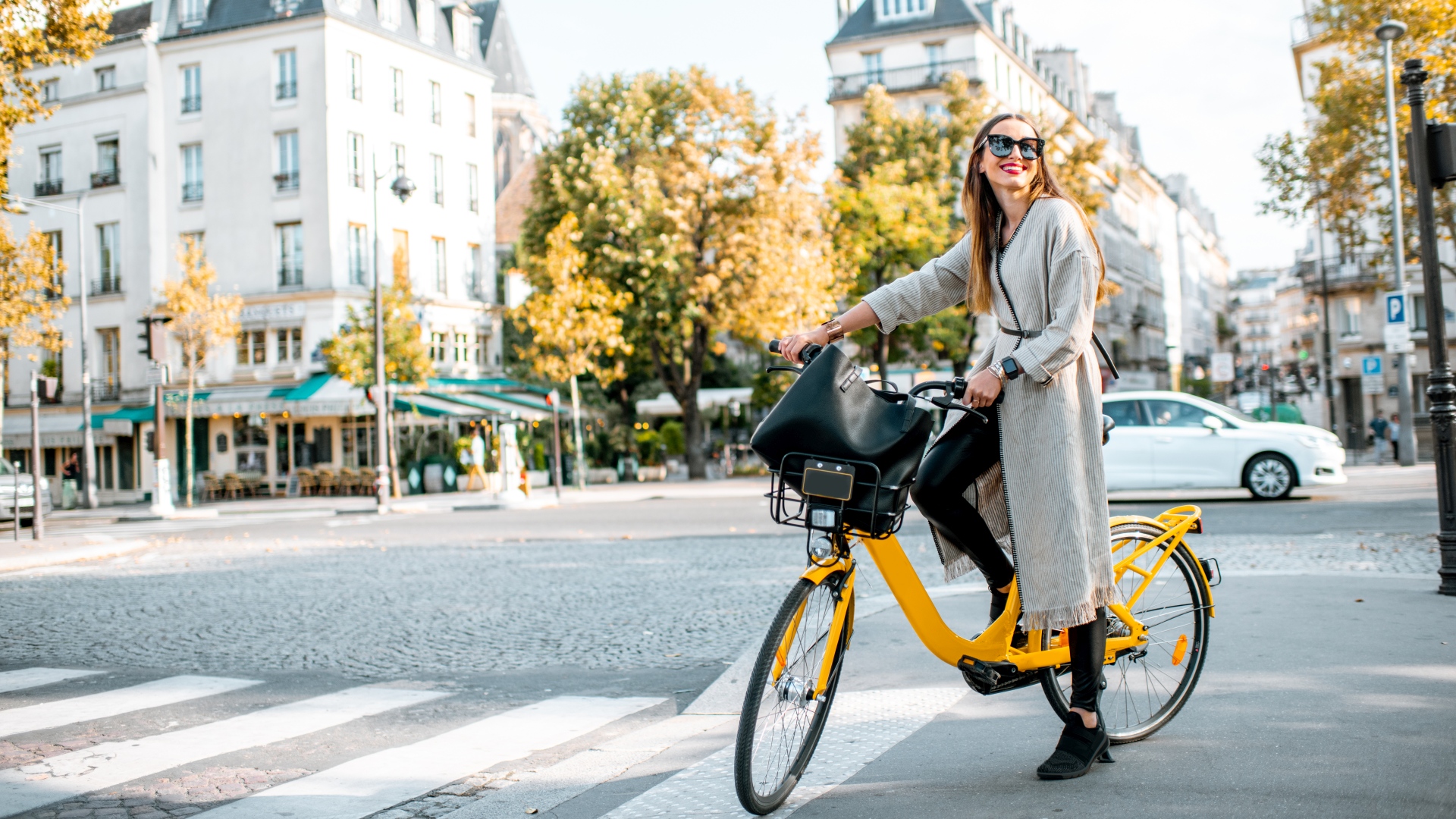 Woman on a bike in Paris_16-9_1920_c rh2010 AdobeStock