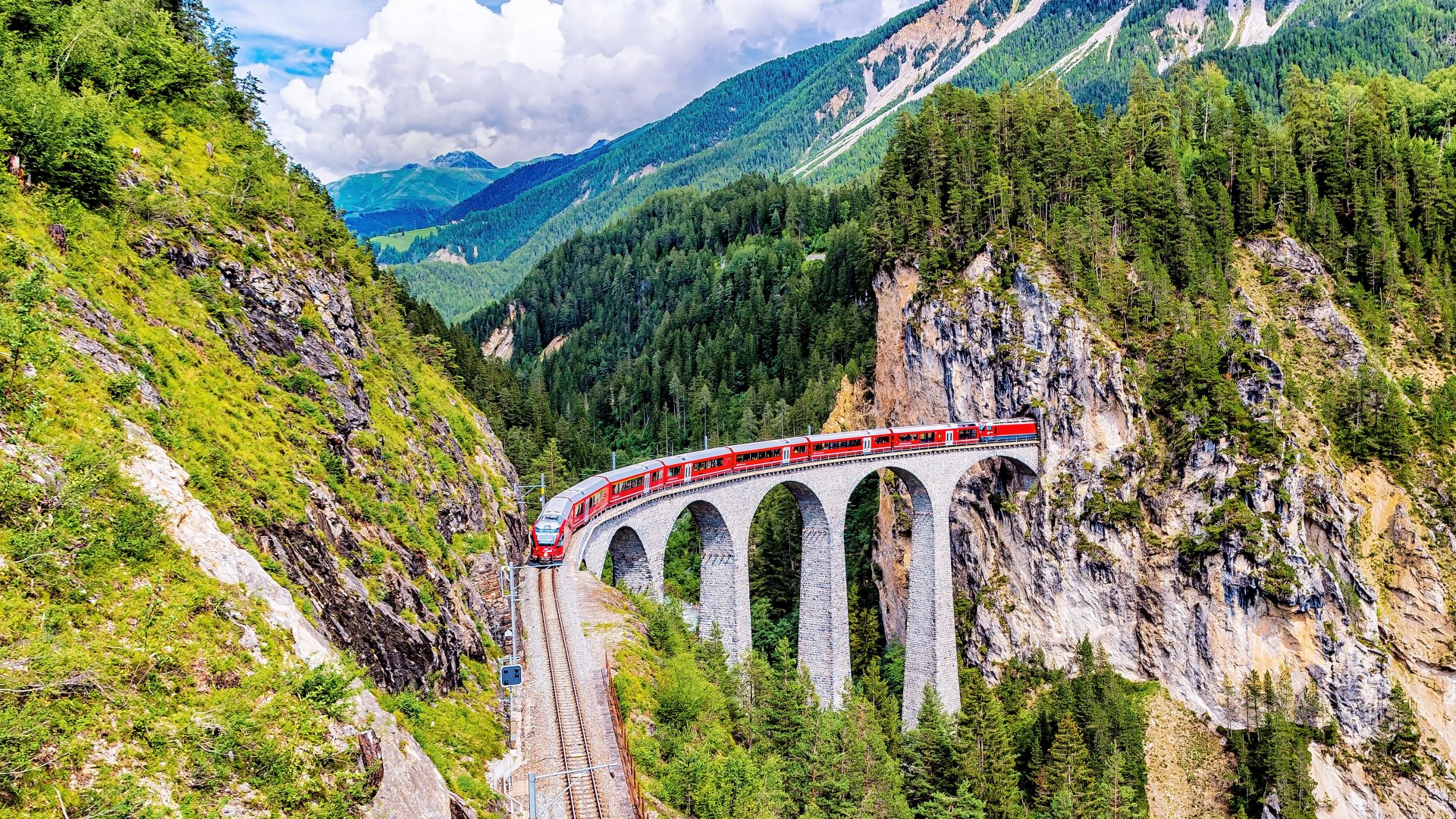 Graubünden Switzerland train_16-9_1920_c mojolo, Adobe Stock