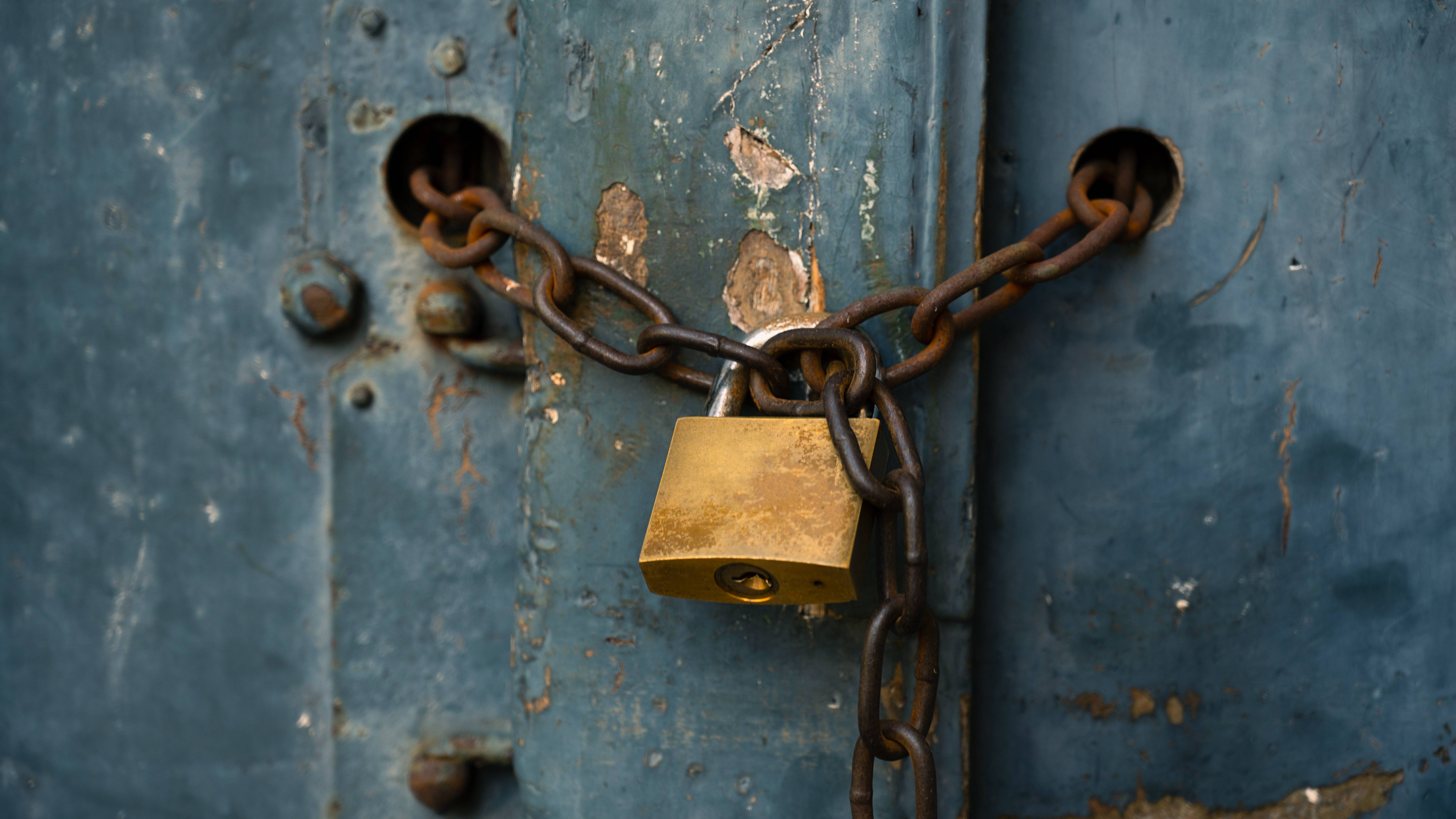 Gatekeeper_locked gate_16-9_1920_c Berit Kessler, Adobe Stock