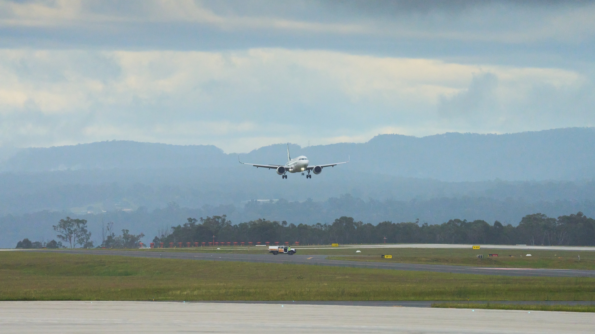 //static.hospitalityinside.com/image/convert/hos/2026/10/29/new-airport-in-sydney-aircraft-landing-16-9-1920-c-wsi-6ae317f62455c353064019.jpg?s=3fd2aa8f35bda702fde1adbff34a8841